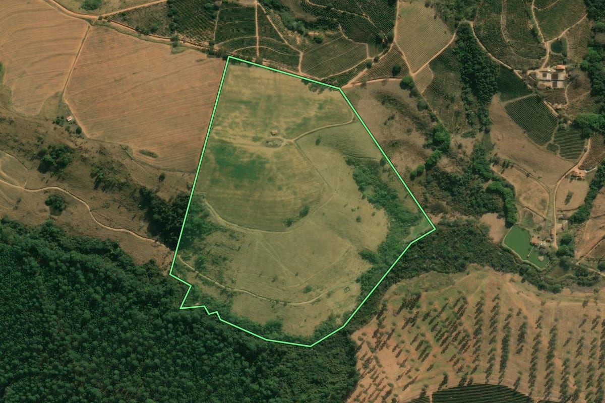 Imagem de satélite do imóvel rural em São Sebastião da Grama (SP), com o contorno declarado no CAR desenhado por cima.