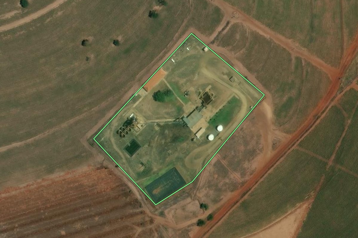 Imagem de satélite do imóvel rural em São Simão (SP), com o contorno declarado no CAR desenhado por cima.
