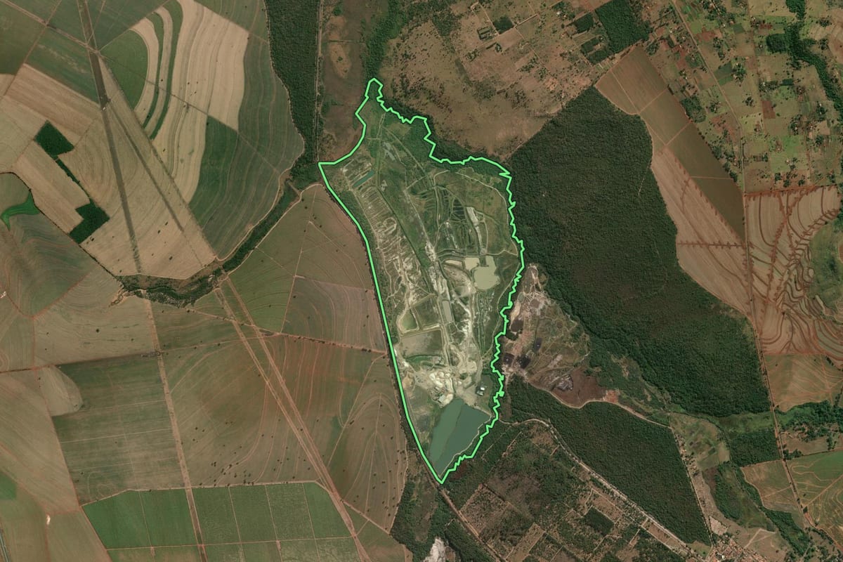 Imagem de satélite do imóvel rural em São Simão (SP), com o contorno declarado no CAR desenhado por cima.