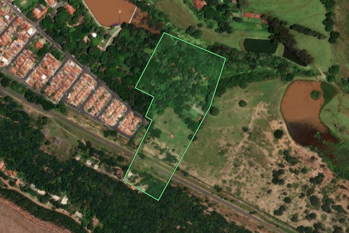 Imagem de satélite do imóvel rural em São Simão (SP), com o contorno declarado no CAR desenhado por cima.