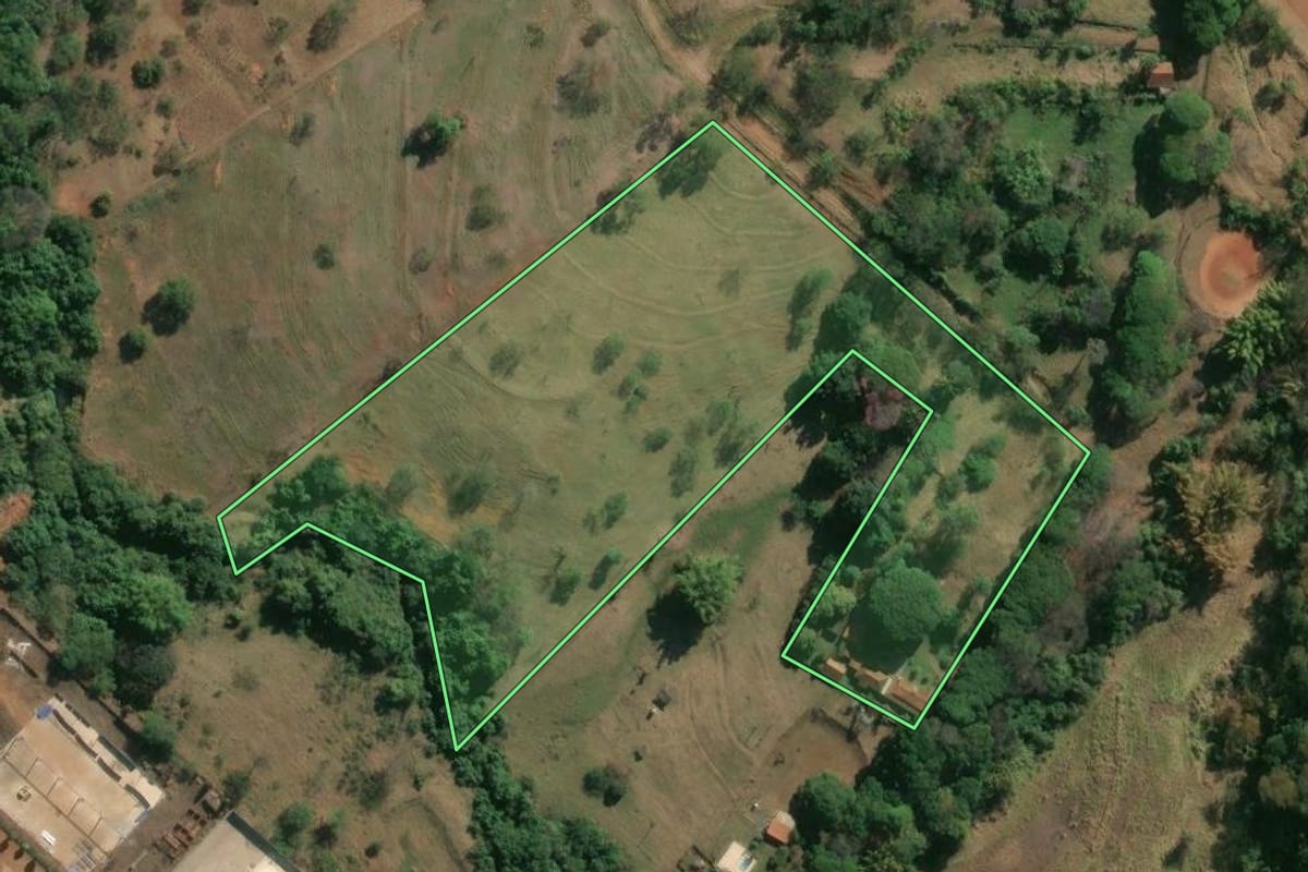 Imagem de satélite do imóvel rural em São Simão (SP), com o contorno declarado no CAR desenhado por cima.