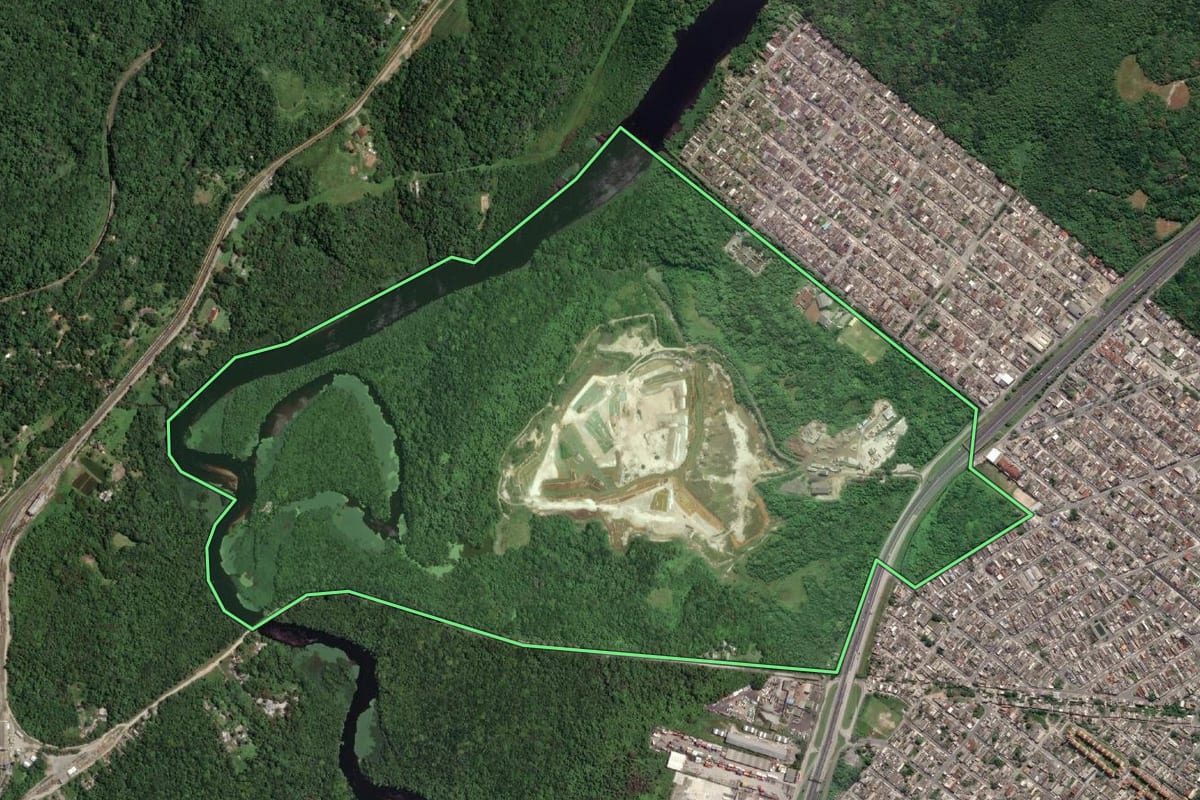 Imagem de satélite do imóvel rural em São Vicente (SP), com o contorno declarado no CAR desenhado por cima.