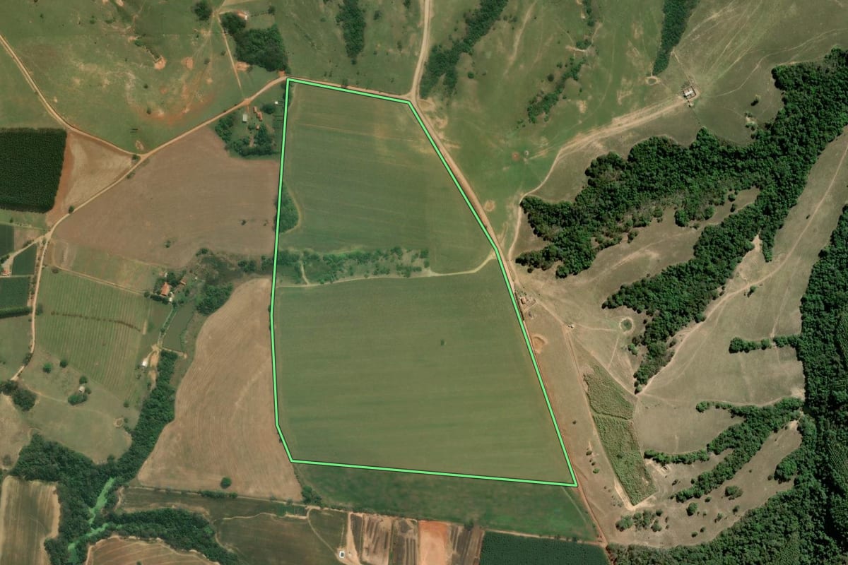 Imagem de satélite do imóvel rural em Pilar do Sul (SP), com o contorno declarado no CAR desenhado por cima.