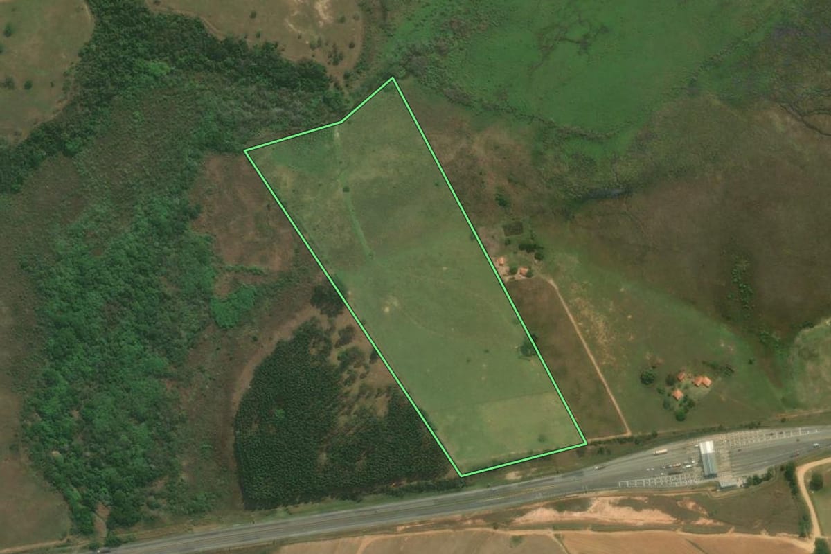 Imagem de satélite do imóvel rural em Sarapuí (SP), com o contorno declarado no CAR desenhado por cima.