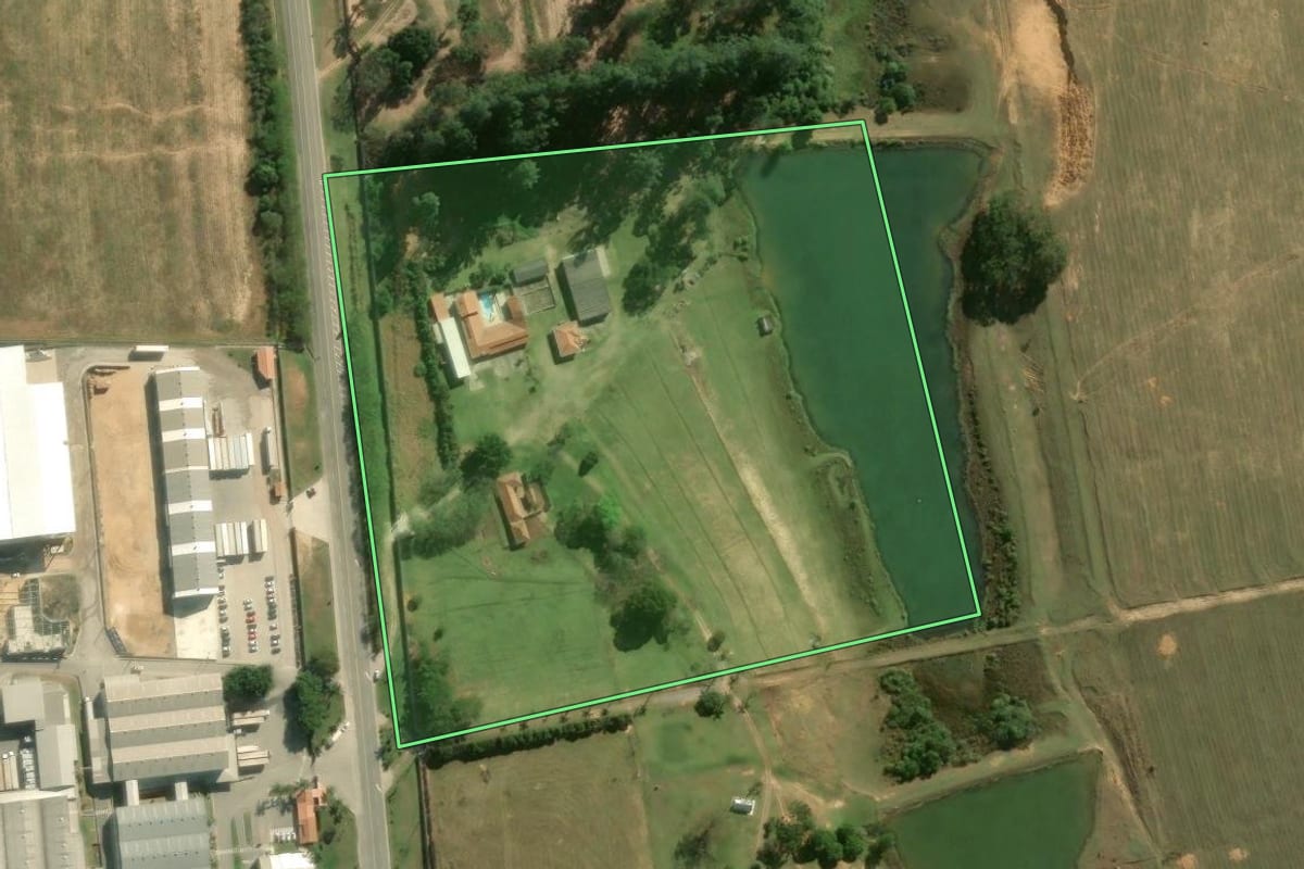 Imagem de satélite do imóvel rural em Sarapuí (SP), com o contorno declarado no CAR desenhado por cima.