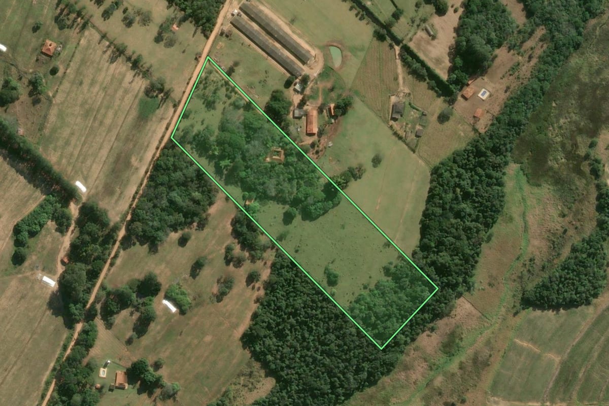 Imagem de satélite do imóvel rural em Sarapuí (SP), com o contorno declarado no CAR desenhado por cima.