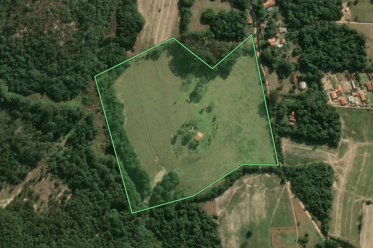 Imagem de satélite do imóvel rural em Sarapuí (SP), com o contorno declarado no CAR desenhado por cima.