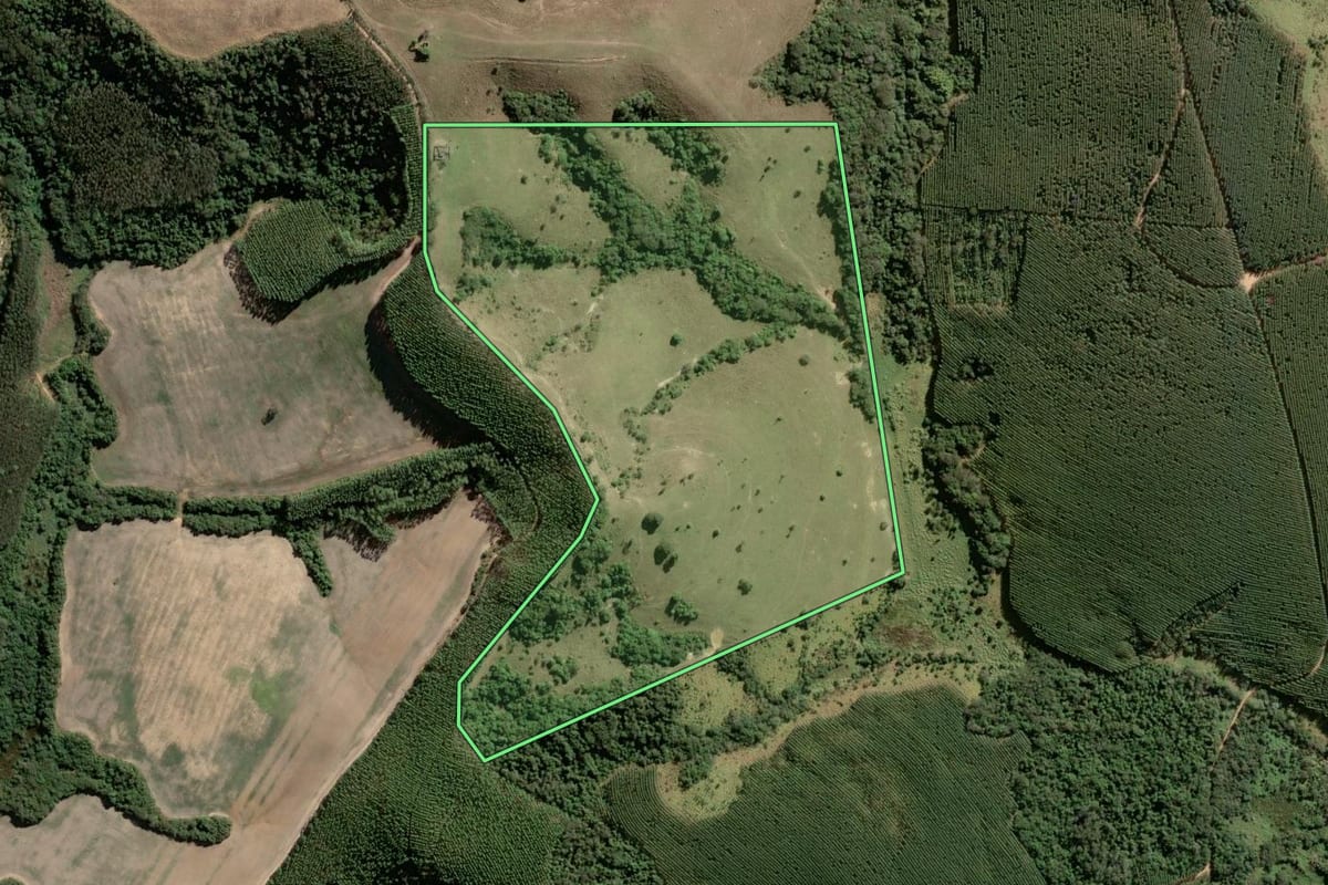 Imagem de satélite do imóvel rural em Sarapuí (SP), com o contorno declarado no CAR desenhado por cima.