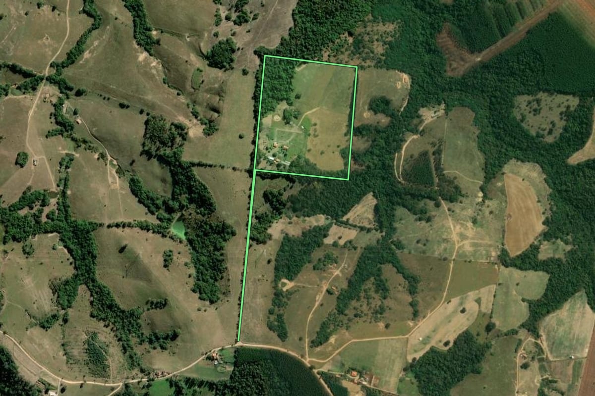Imagem de satélite do imóvel rural em Sarapuí (SP), com o contorno declarado no CAR desenhado por cima.