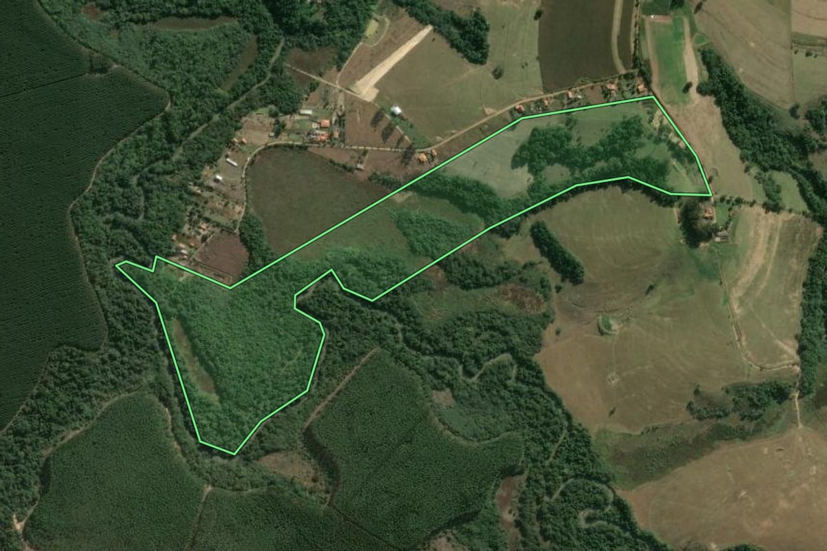 Imagem de satélite do imóvel rural em Sarapuí (SP), com o contorno declarado no CAR desenhado por cima.