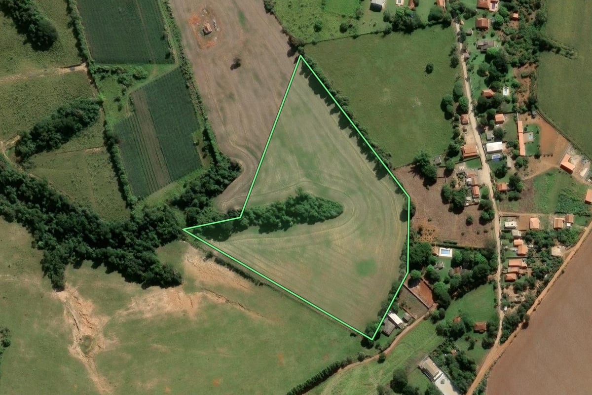 Imagem de satélite do imóvel rural em Sarapuí (SP), com o contorno declarado no CAR desenhado por cima.