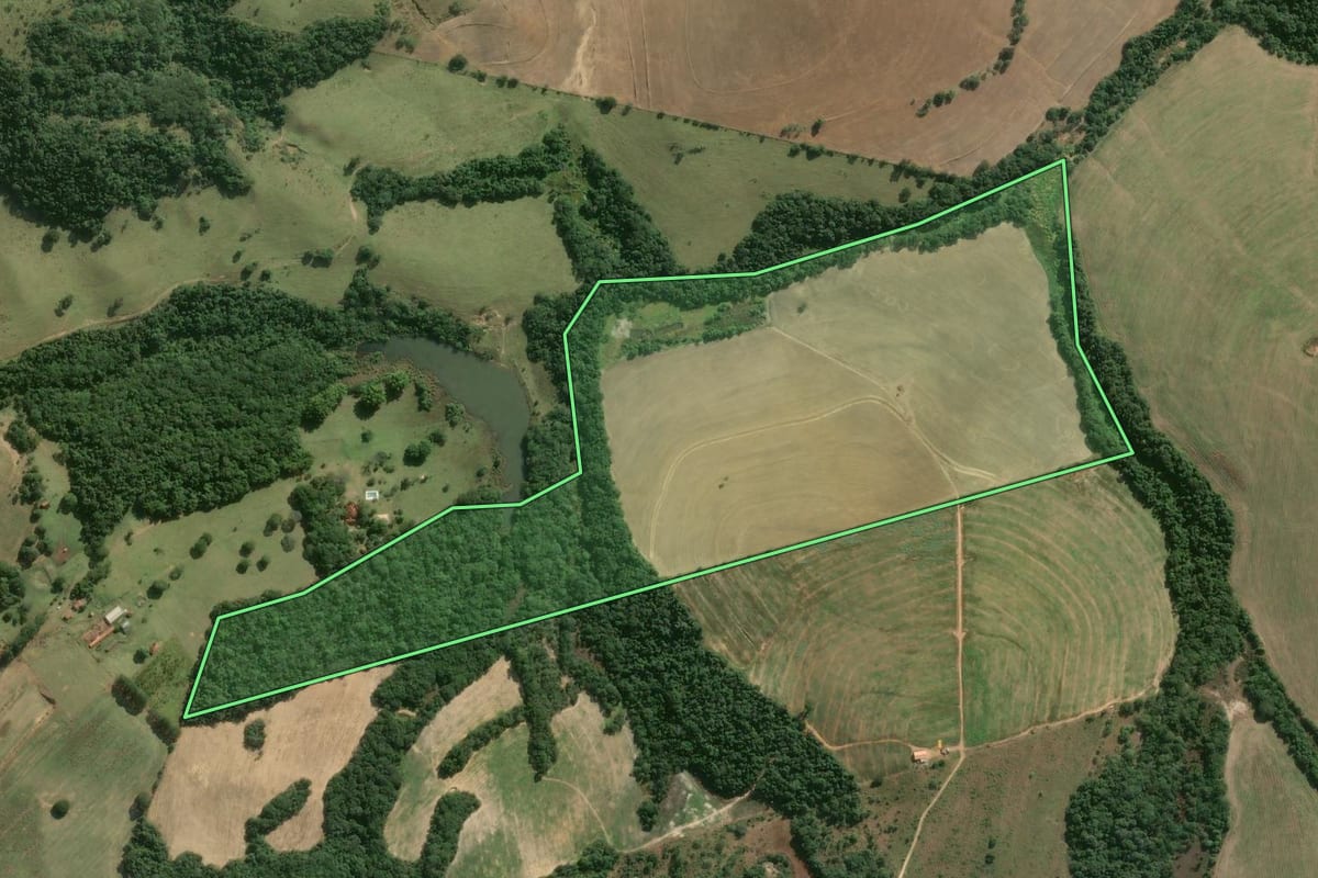 Imagem de satélite do imóvel rural em Sarapuí (SP), com o contorno declarado no CAR desenhado por cima.