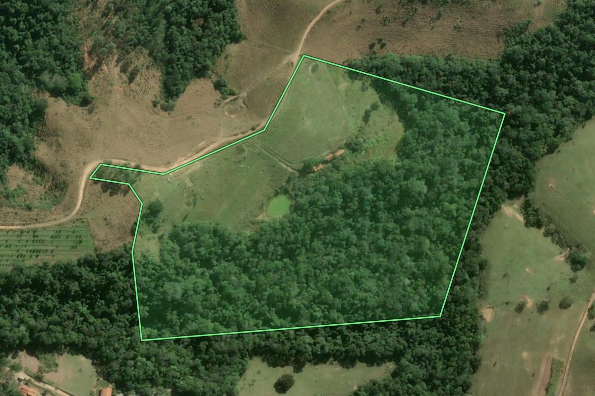 Imagem de satélite do imóvel rural em Sarapuí (SP), com o contorno declarado no CAR desenhado por cima.
