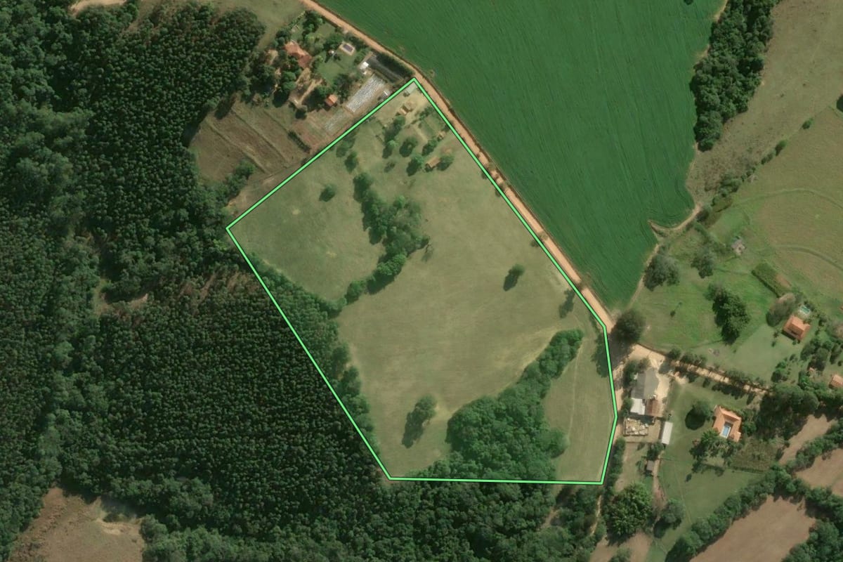 Imagem de satélite do imóvel rural em Sarapuí (SP), com o contorno declarado no CAR desenhado por cima.