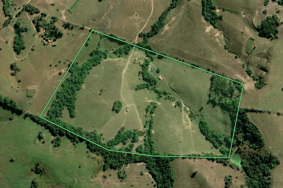 Imagem de satélite do imóvel rural em Sarapuí (SP), com o contorno declarado no CAR desenhado por cima.