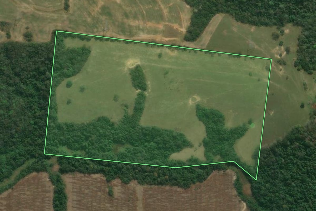 Imagem de satélite do imóvel rural em Sarapuí (SP), com o contorno declarado no CAR desenhado por cima.