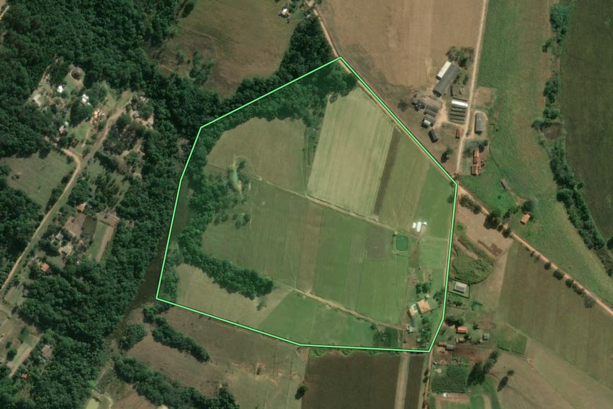 Imagem de satélite do imóvel rural em Sarapuí (SP), com o contorno declarado no CAR desenhado por cima.