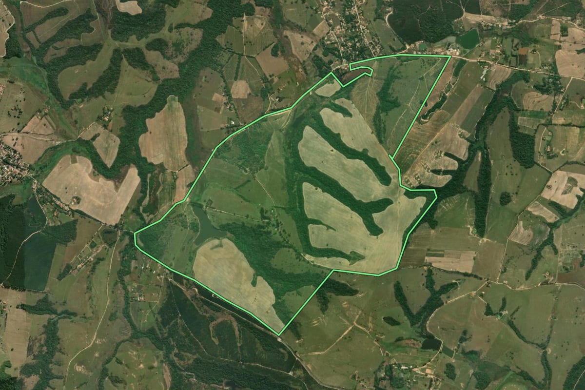 Imagem de satélite do imóvel rural em Sarapuí (SP), com o contorno declarado no CAR desenhado por cima.