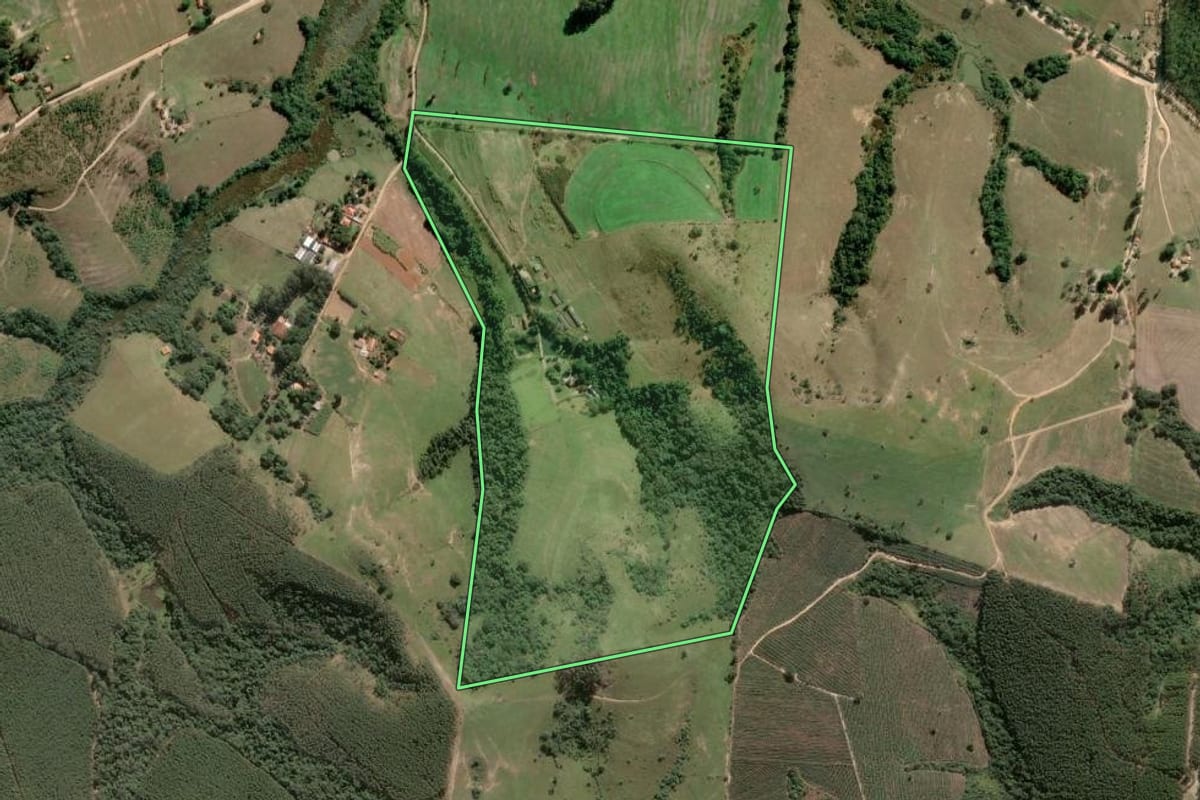 Imagem de satélite do imóvel rural em Sarapuí (SP), com o contorno declarado no CAR desenhado por cima.