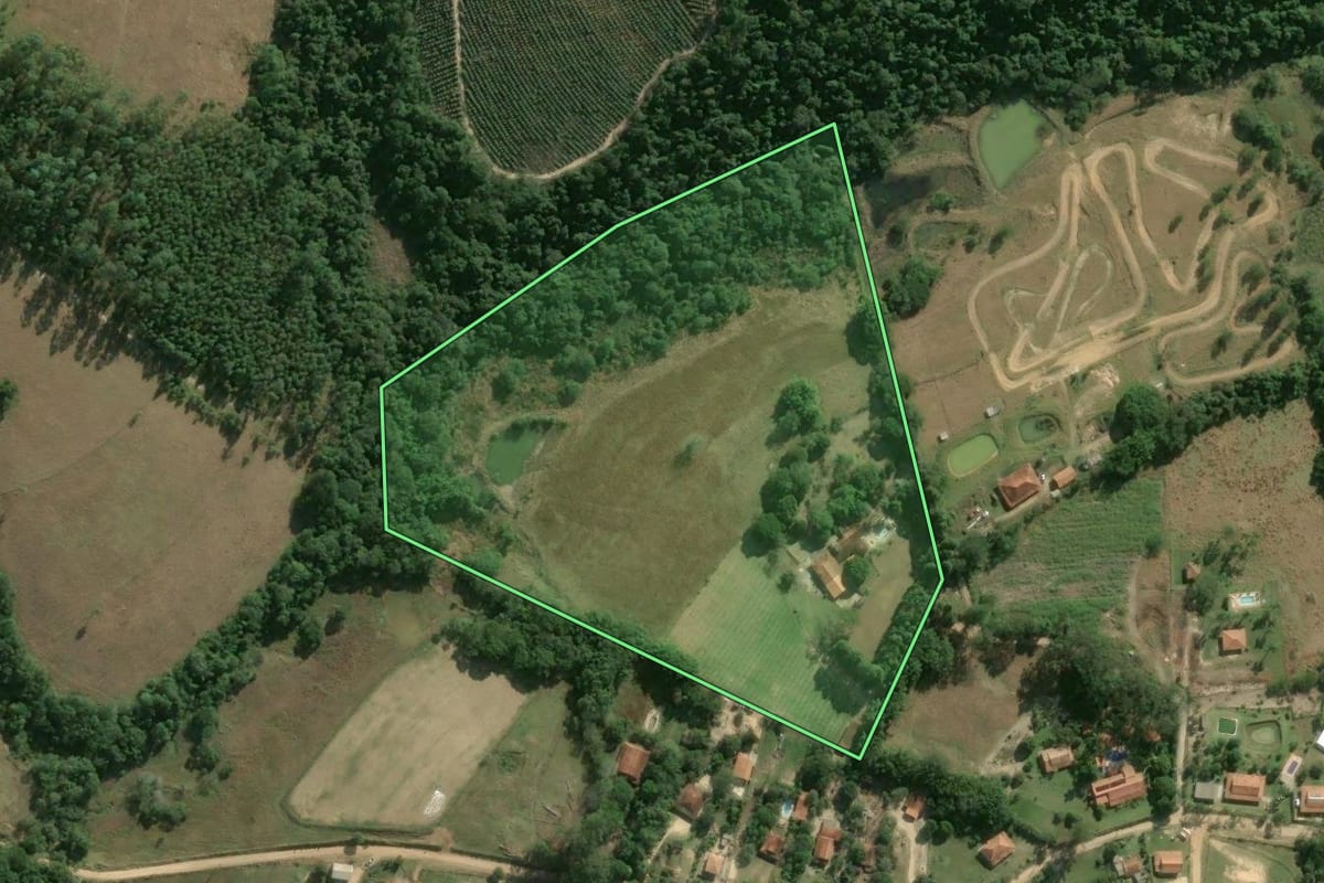 Imagem de satélite do imóvel rural em Sarapuí (SP), com o contorno declarado no CAR desenhado por cima.