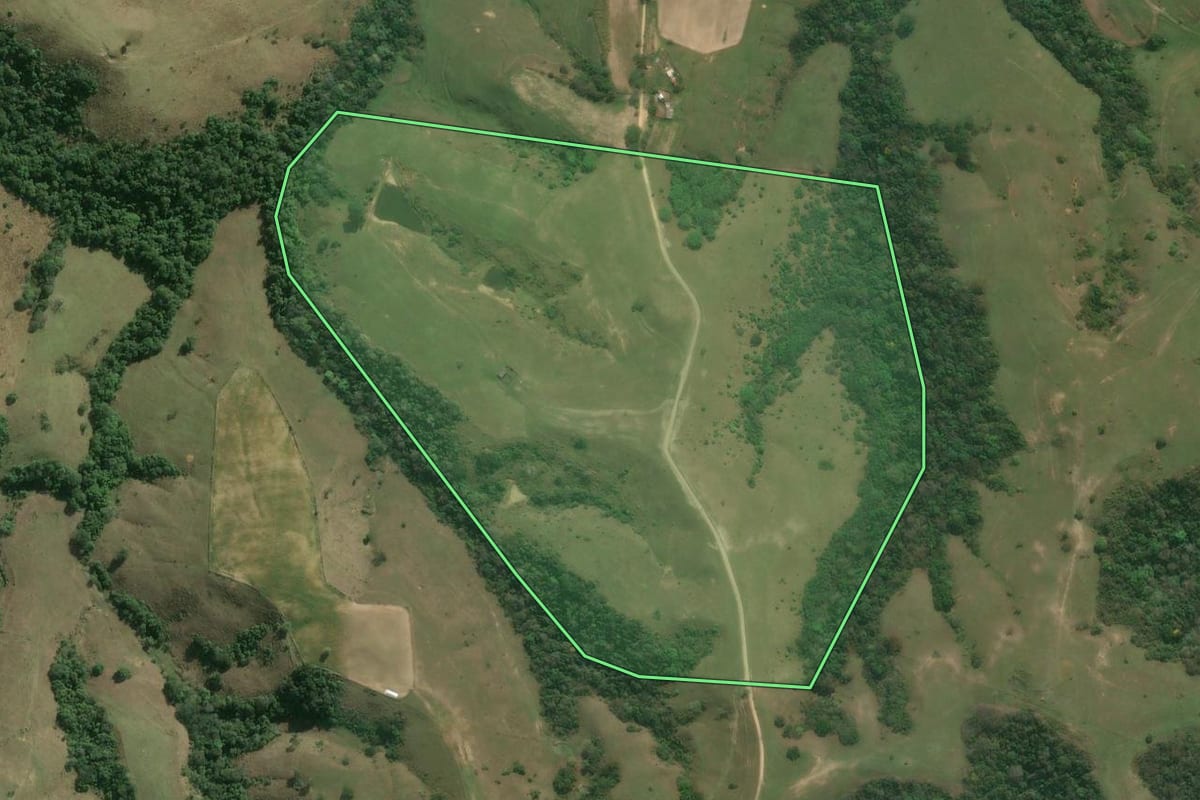 Imagem de satélite do imóvel rural em Sarapuí (SP), com o contorno declarado no CAR desenhado por cima.