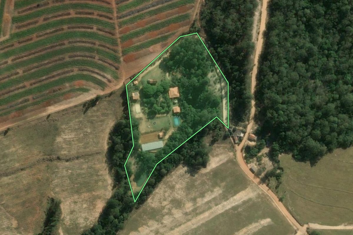 Imagem de satélite do imóvel rural em Sarapuí (SP), com o contorno declarado no CAR desenhado por cima.