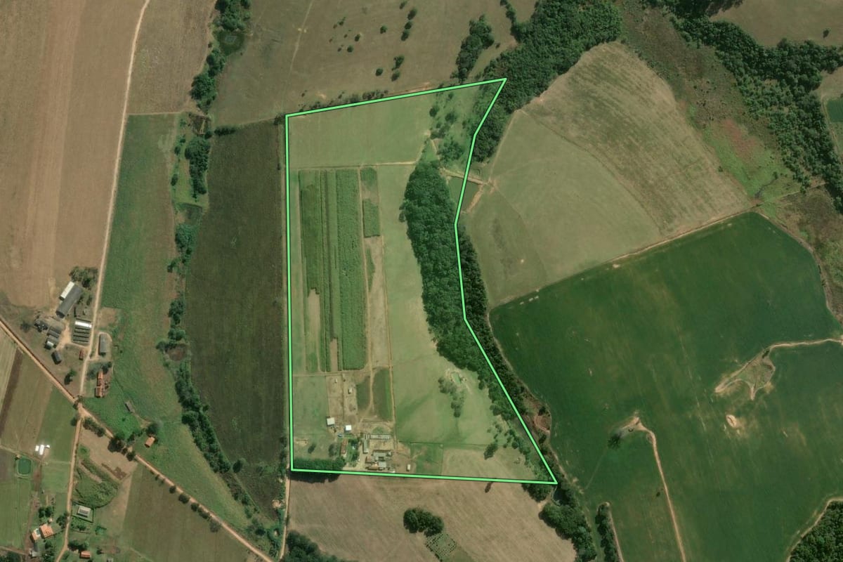 Imagem de satélite do imóvel rural em Sarapuí (SP), com o contorno declarado no CAR desenhado por cima.