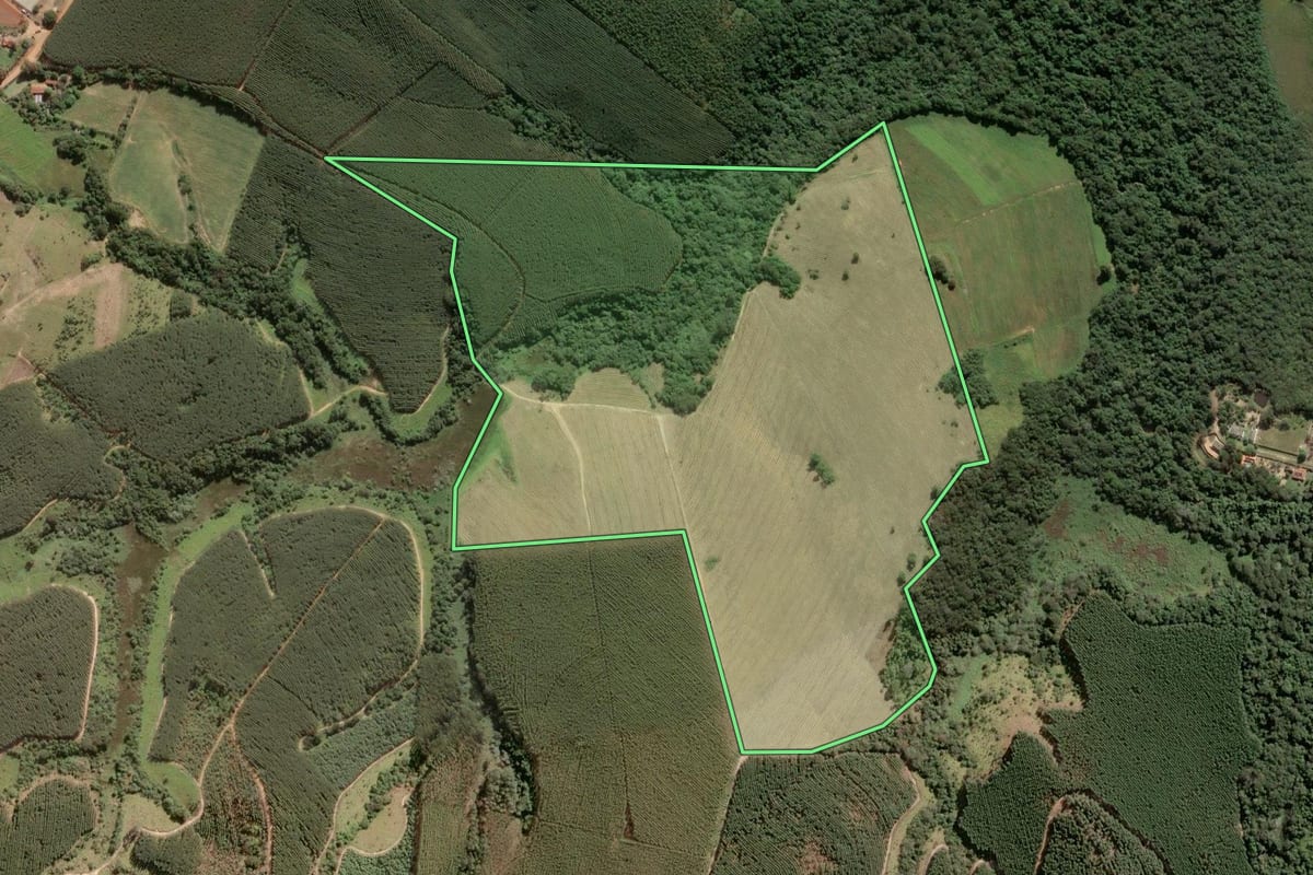 Imagem de satélite do imóvel rural em Sarapuí (SP), com o contorno declarado no CAR desenhado por cima.
