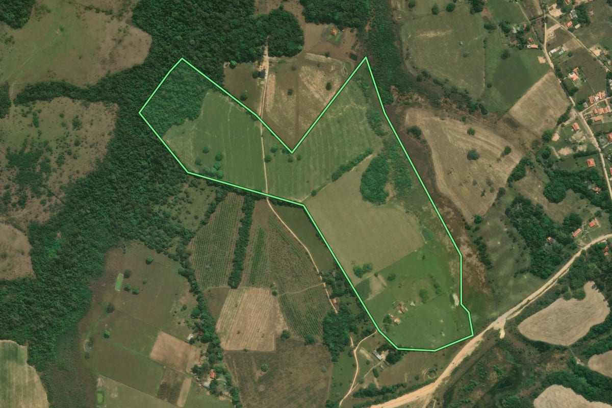 Imagem de satélite do imóvel rural em Sarapuí (SP), com o contorno declarado no CAR desenhado por cima.