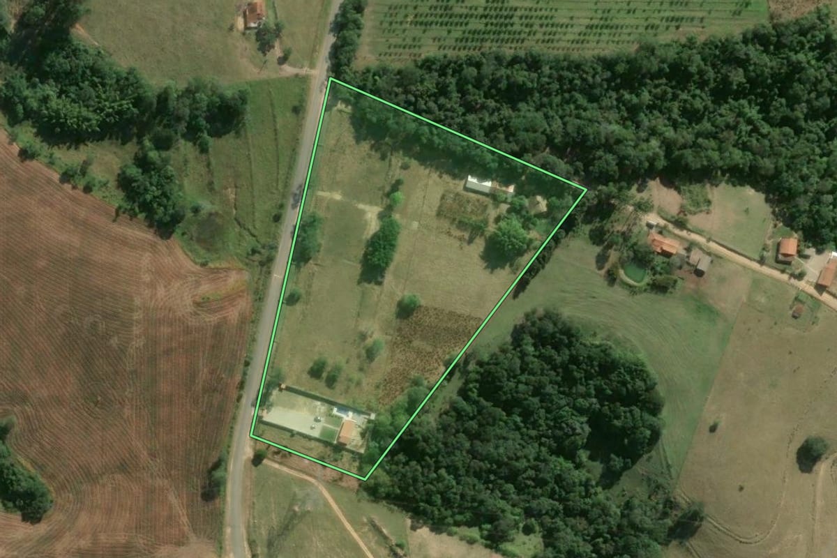Imagem de satélite do imóvel rural em Sarapuí (SP), com o contorno declarado no CAR desenhado por cima.