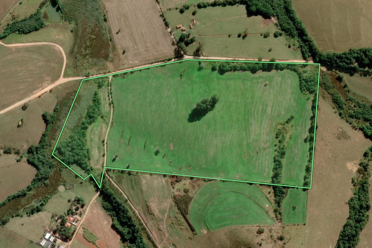 Imagem de satélite do imóvel rural em Sarapuí (SP), com o contorno declarado no CAR desenhado por cima.