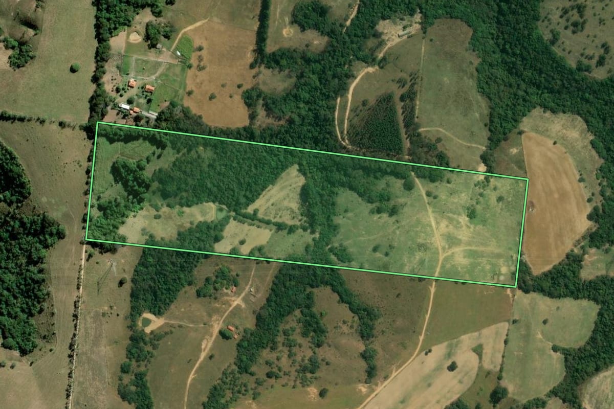 Imagem de satélite do imóvel rural em Sarapuí (SP), com o contorno declarado no CAR desenhado por cima.