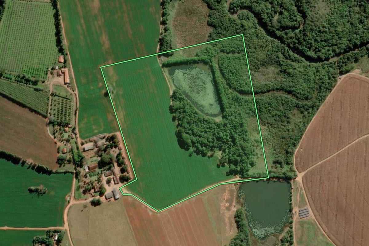 Imagem de satélite do imóvel rural em Sarapuí (SP), com o contorno declarado no CAR desenhado por cima.
