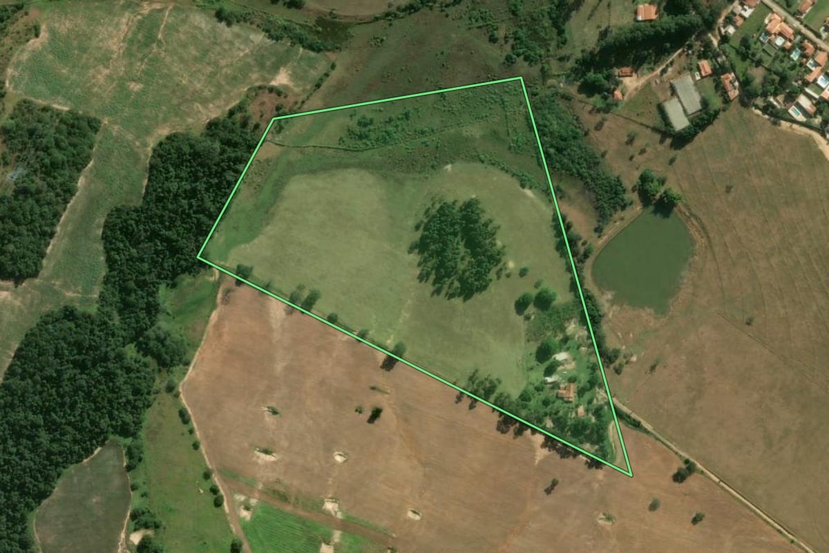Imagem de satélite do imóvel rural em Sarapuí (SP), com o contorno declarado no CAR desenhado por cima.