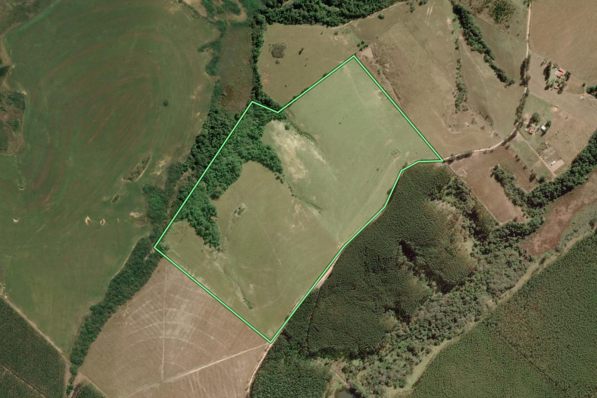 Imagem de satélite do imóvel rural em Sarapuí (SP), com o contorno declarado no CAR desenhado por cima.