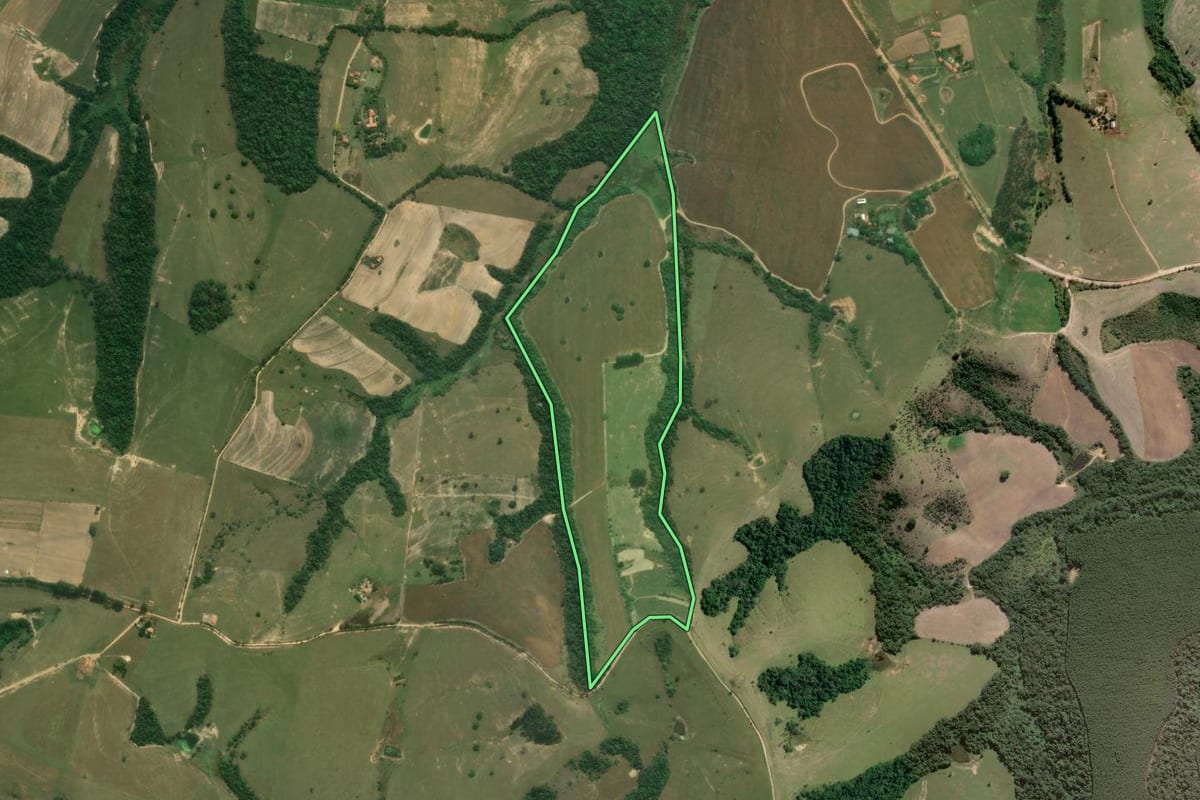 Imagem de satélite do imóvel rural em Sarapuí (SP), com o contorno declarado no CAR desenhado por cima.
