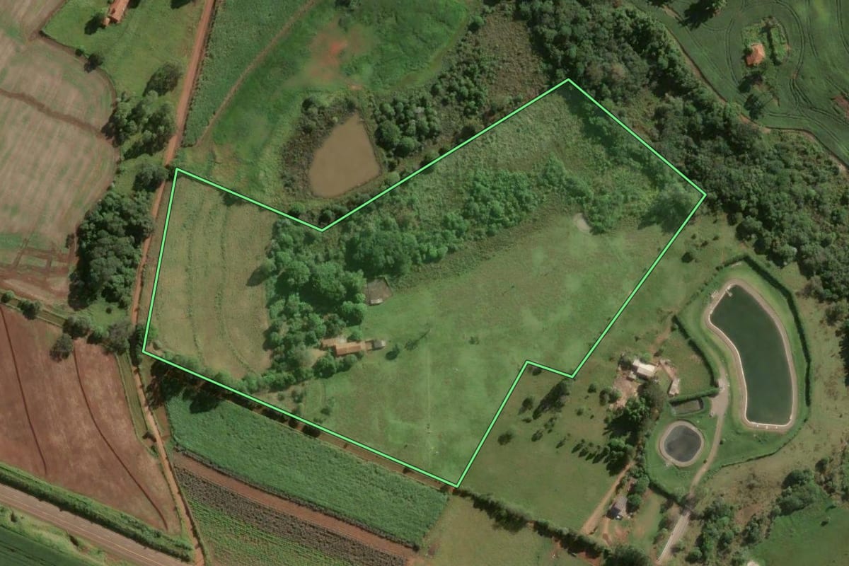 Imagem de satélite do imóvel rural em Sarutaiá (SP), com o contorno declarado no CAR desenhado por cima.