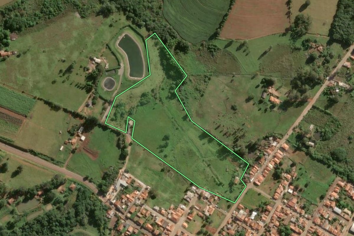 Imagem de satélite do imóvel rural em Sarutaiá (SP), com o contorno declarado no CAR desenhado por cima.