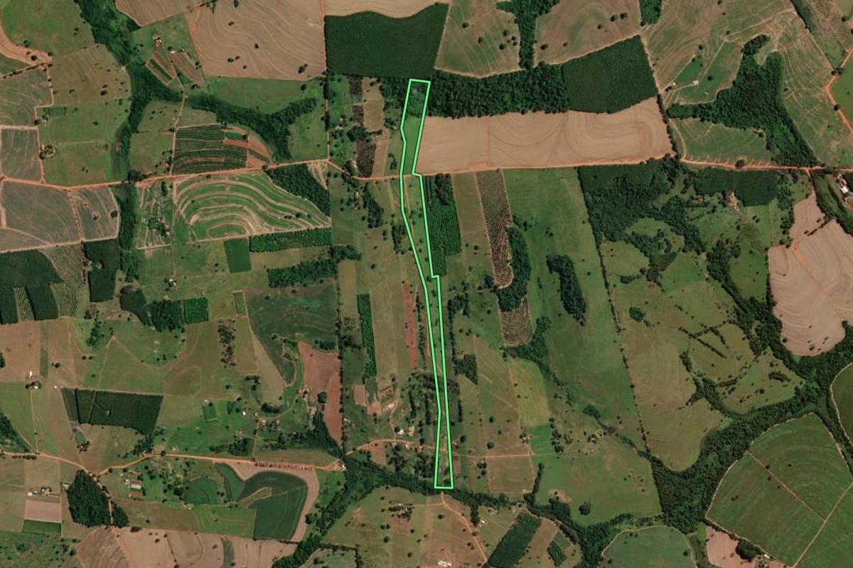Imagem de satélite do imóvel rural em Sebastianópolis do Sul (SP), com o contorno declarado no CAR desenhado por cima.