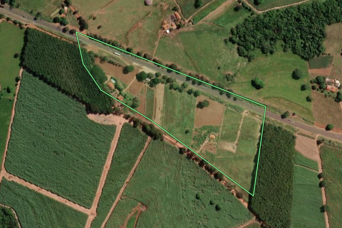 Imagem de satélite do imóvel rural em Sebastianópolis do Sul (SP), com o contorno declarado no CAR desenhado por cima.