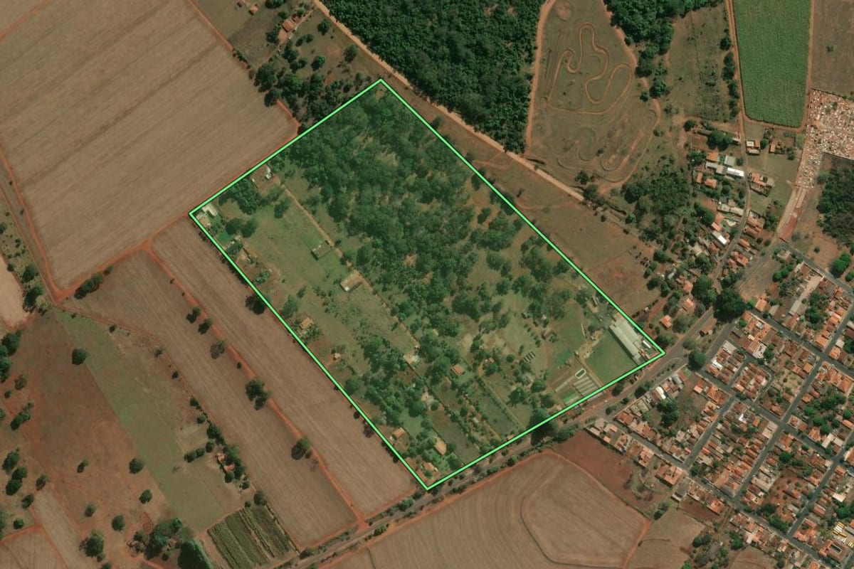 Imagem de satélite do imóvel rural em Serra Azul (SP), com o contorno declarado no CAR desenhado por cima.