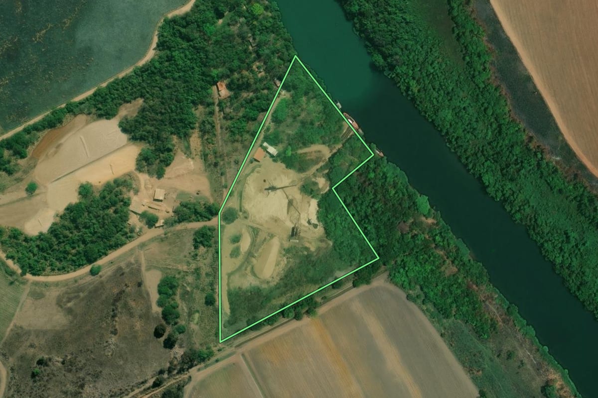Imagem de satélite do imóvel rural em Serra Azul (SP), com o contorno declarado no CAR desenhado por cima.