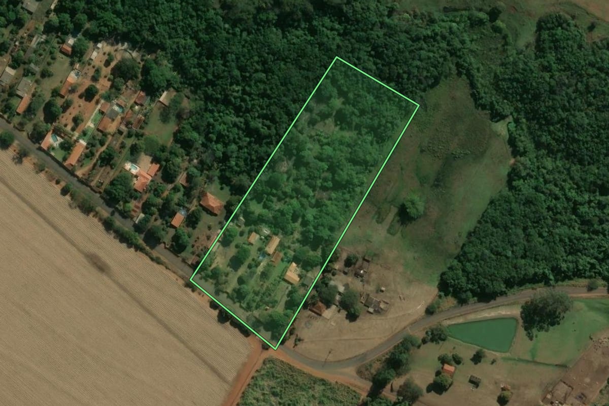 Imagem de satélite do imóvel rural em Serra Azul (SP), com o contorno declarado no CAR desenhado por cima.