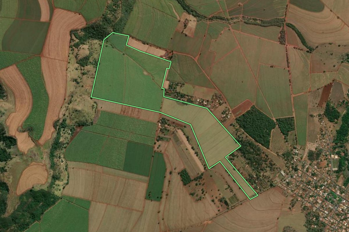 Imagem de satélite do imóvel rural em Serra Azul (SP), com o contorno declarado no CAR desenhado por cima.