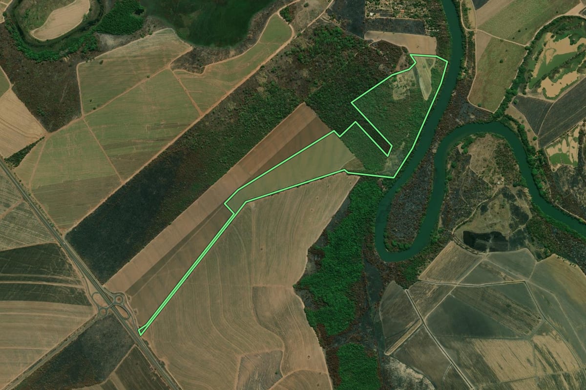 Imagem de satélite do imóvel rural em Serra Azul (SP), com o contorno declarado no CAR desenhado por cima.