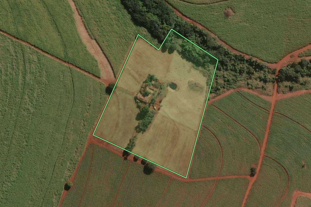 Imagem de satélite do imóvel rural em Serra Azul (SP), com o contorno declarado no CAR desenhado por cima.
