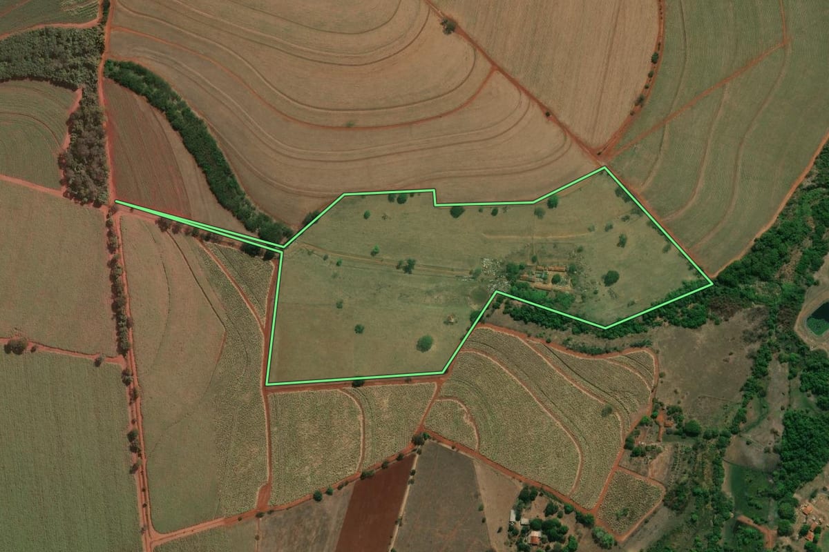 Imagem de satélite do imóvel rural em Serra Azul (SP), com o contorno declarado no CAR desenhado por cima.