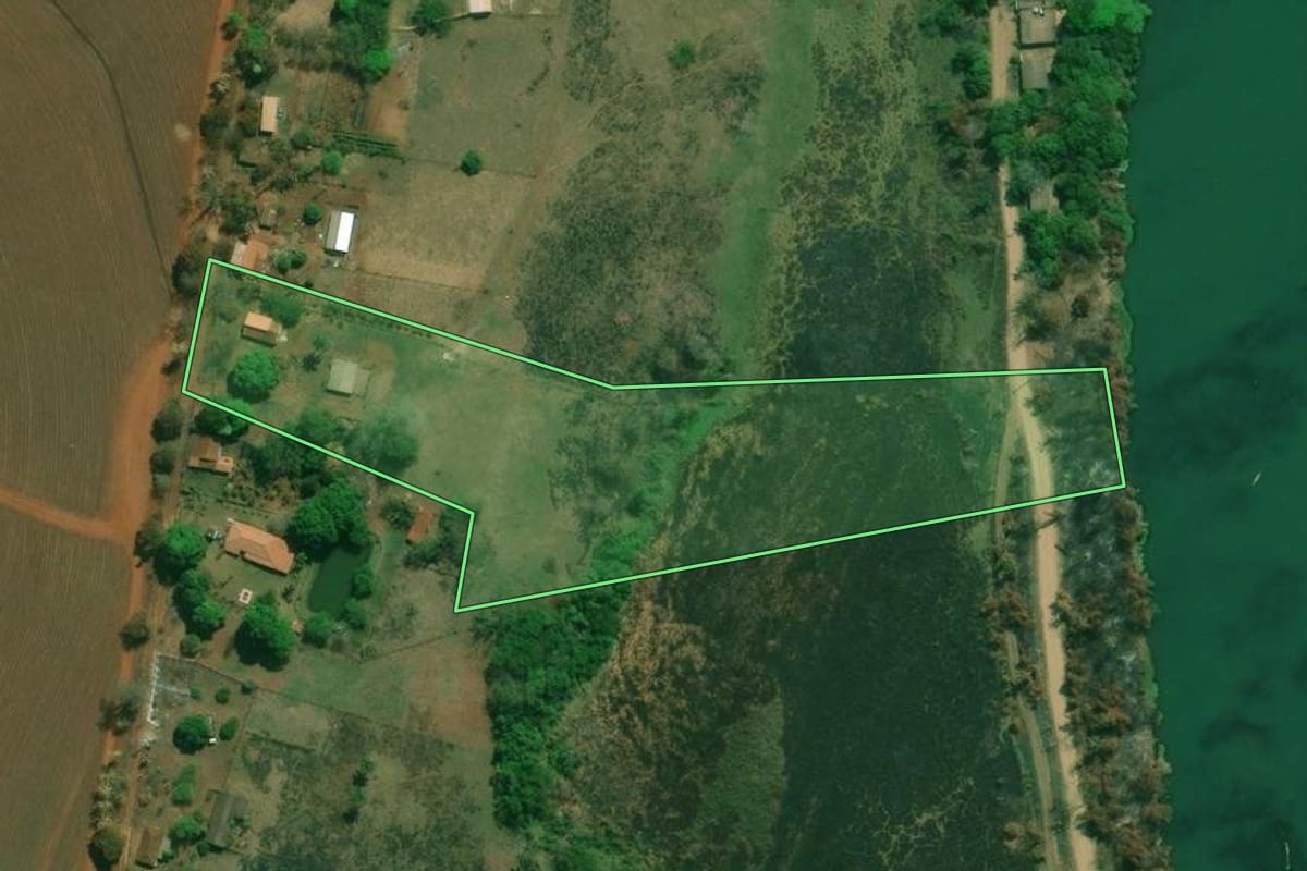 Imagem de satélite do imóvel rural em Serra Azul (SP), com o contorno declarado no CAR desenhado por cima.