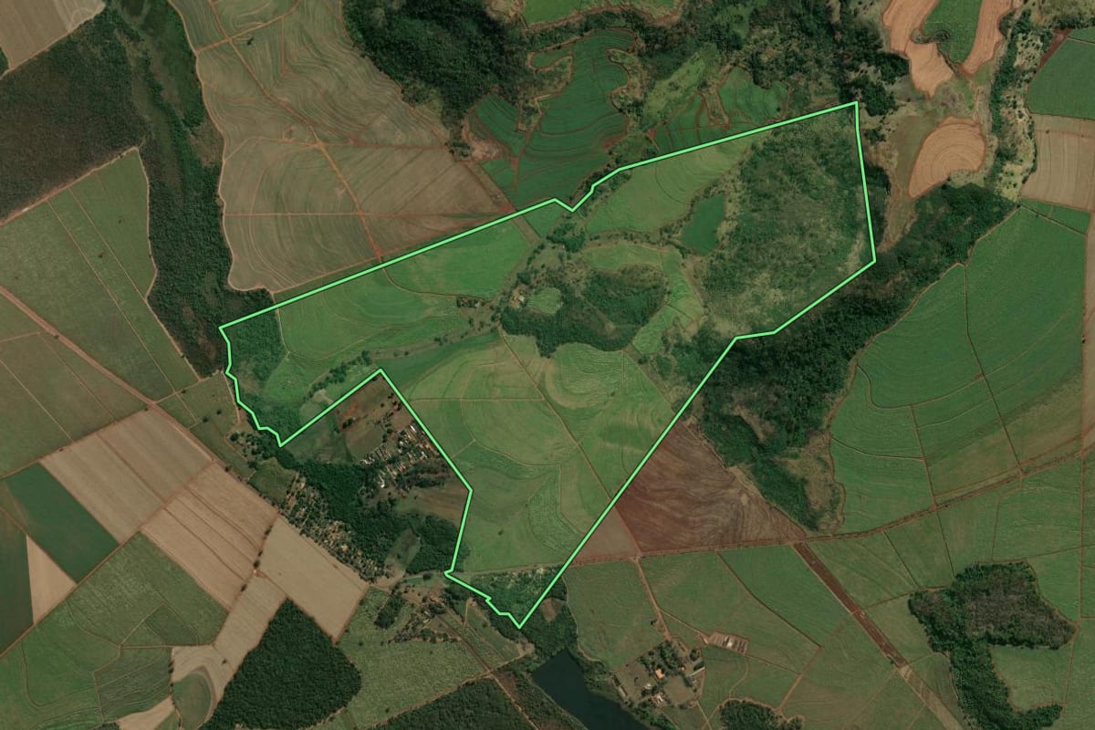 Imagem de satélite do imóvel rural em Serra Azul (SP), com o contorno declarado no CAR desenhado por cima.
