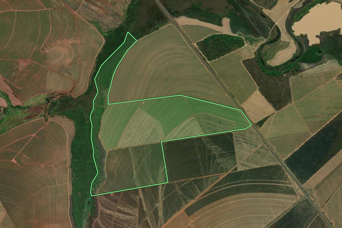 Imagem de satélite do imóvel rural em Serra Azul (SP), com o contorno declarado no CAR desenhado por cima.
